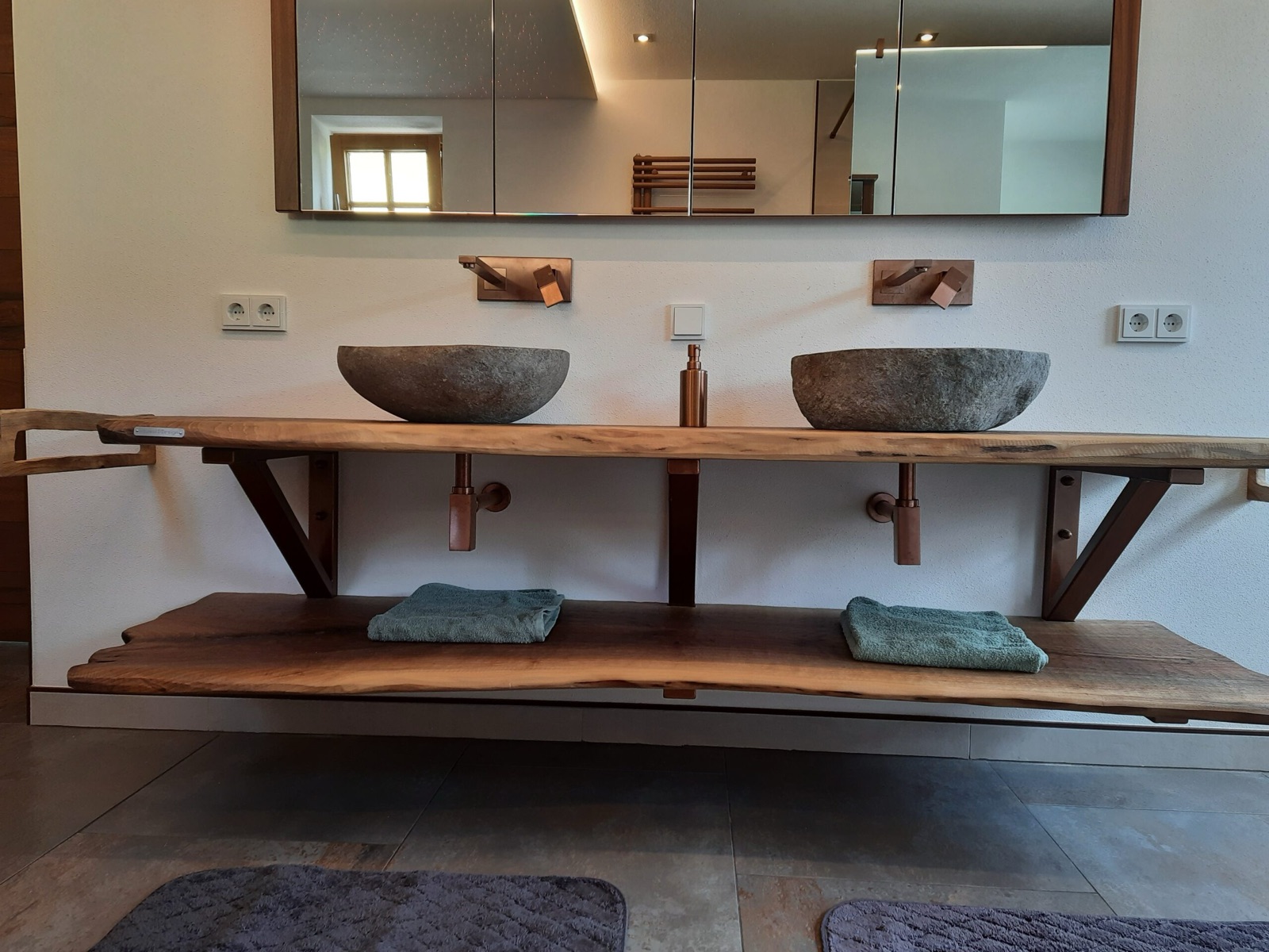 Doppelwaschtisch aus Nussbaum – Sauwalddesign